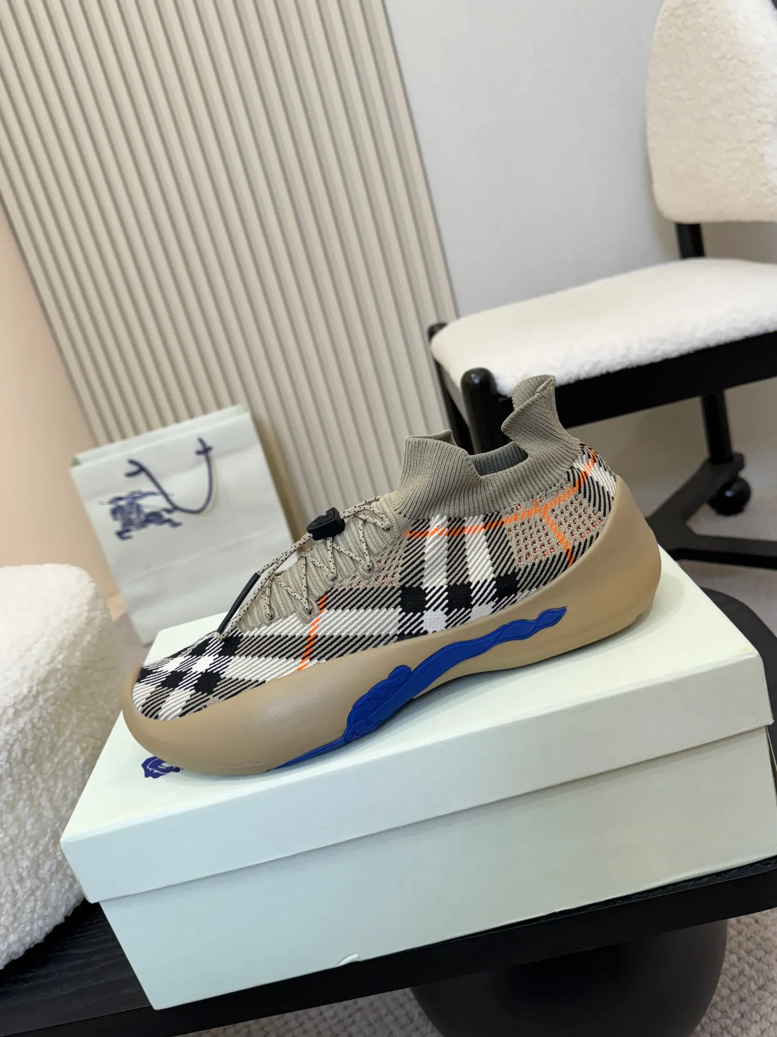 💰Men's Shoes💰680 Burberry's 2025 hot model is released, ultra-light socks and shoes, versatile, decorated with worsted Burberry plaid pattern. Featuring a mesh lining and checkered laces, the rubber sole features the archive Burberry monogram. From Burberry's iconic collection, these wardrobe staples are interpreted with the brand's signature style.   ✅Fabric: Classic cotton fly ✅Lining: Silk cow lining ✅Outsole: Ultra-light rubber foam sole ✅Color: apricot, original packaging ✅Code number: Men's 39-46 (39,46 customized)